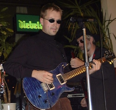 Flori konzentriert an der Gitarre. Herbst 2000 in Moll's Laden in Magdeburg