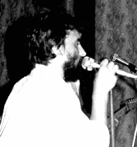 Frontmann Jürgen Hollerbuhl in action. Wahrscheinlich MAW-Klub Liebknechtstraße 1981