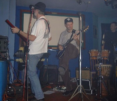 Die Band im BLUE im Herbst 2000. Foxi beobachtet das Geschehen, Flori (drums) links ausserhalb des Bildes, Siggi etwas verdeckt am Set